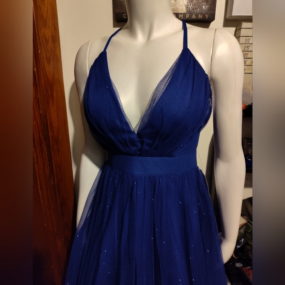 GORGEOUS V-neck Glitter Tulle Ball gown! - Picture 2 of 9